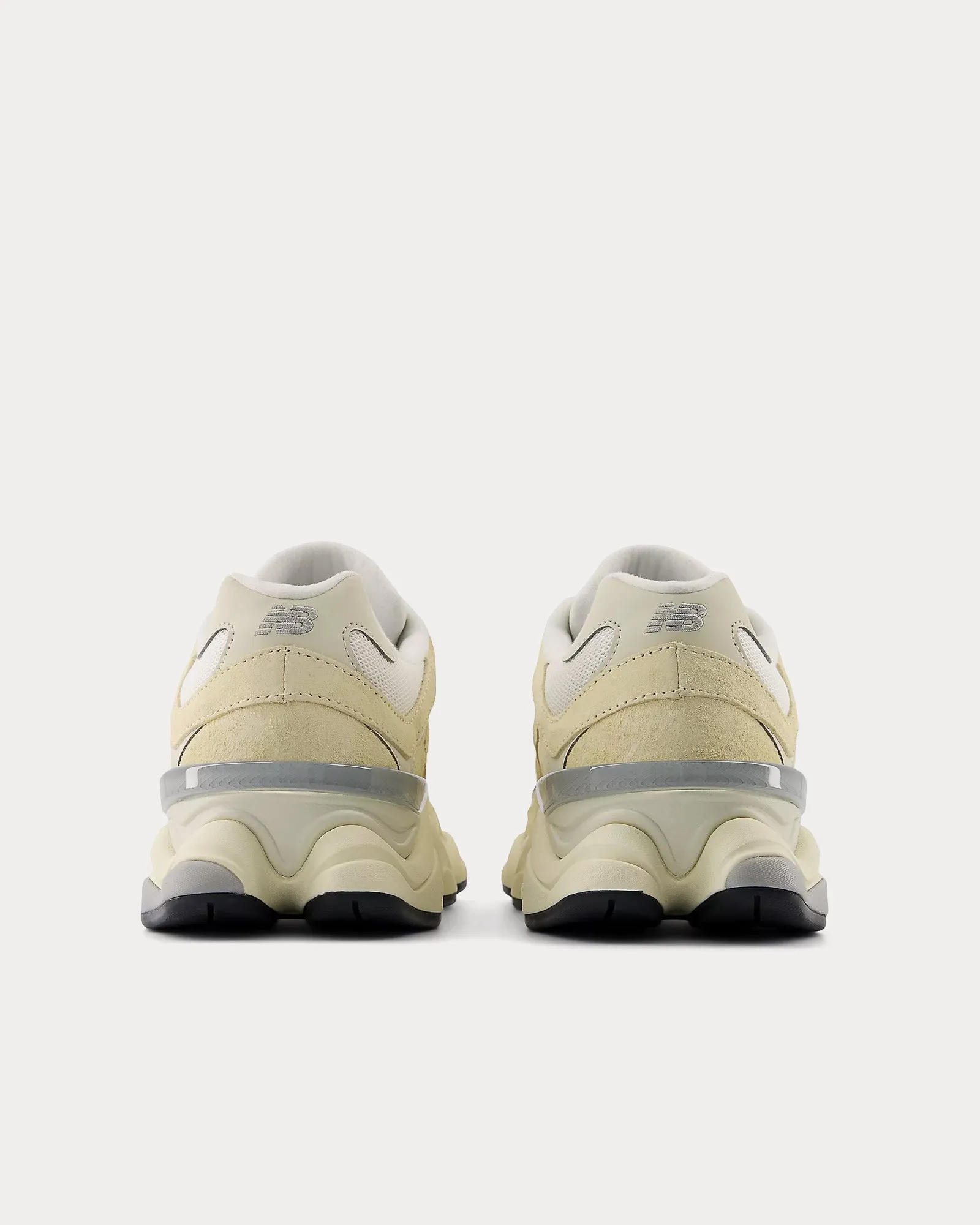 9060 Calcium / Sea Salt / Silver Metalic Low Top Sneakers